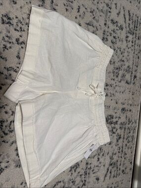 Women's Old Navy White Drawstring/elastic waist Casual Shorts. Size medium